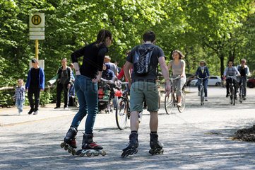 Berlin  Deutschland  Fahrradfahrer und Inlineskater auf einer Strasse