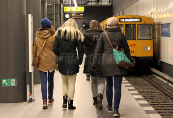Berlin  Deutschland  Jugendliche auf dem Bahnsteig der U-Bahnlinie U55 im Bahnhof Hauptbahnhof