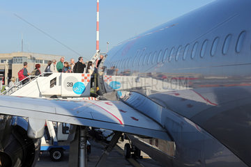 Catania  Italien  Reisende steigen in eine Maschine der Fluggesellschaft Niki ein
