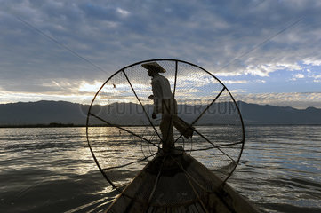 Nyaung Shwe  Myanmar  Fischer auf dem Inle-See