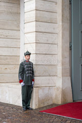 Budapest  Ungarn  Wachsoldat vor dem Office des ungarischen Praesidenten