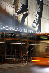 Berlin  Deutschland  Werbeplakat auf einem Gebaeude in der Muenzstrasse