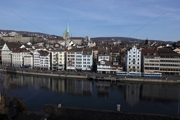 Zuerich  Schweiz  Blick vom Lindenhof auf die Limmat und die Predigerkirche