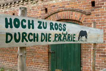 Beeskow  Deutschland  Schriftzug von Brandenburg-Safari vor einem Pferdestall