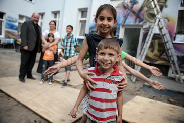 Berlin  Deutschland  Kinder einer Romafamilie spielen im Hinterhof eines Wohnhauses in der Harzer Strasse in Berlin-Neukoelln