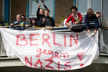 Berlin  Deutschland  Anwohner protestieren gegen den Aufmarsch der Rechtsradikalen