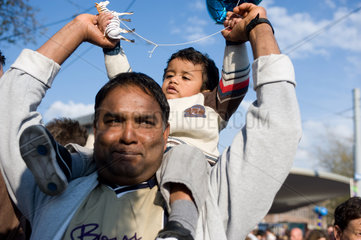 Zuerich  Schweiz  ein Vater traegt seinen Sohn auf den Schultern