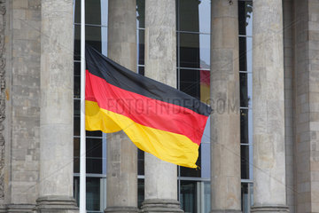 Berlin  Deutschland  Deutsche Fahne auf Halbmast am Bundestag