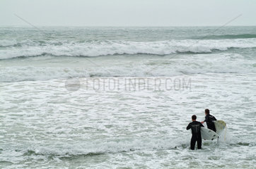 Lagos  Portugal  Surfer am Strand