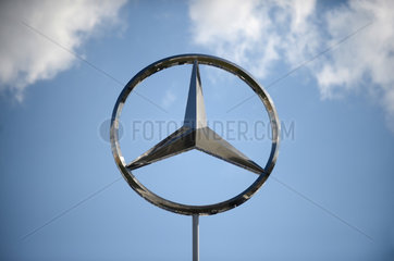 Berlin  Deutschland  Mercedesstern ueber dem Mercedes-Benz-Werk in Berlin-Marienfelde