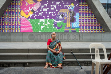 Singapur  Republik Singapur  eine Frau sitzt auf den Stufen vor dem Indian Heritage Centre