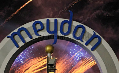Dubai  Vereinigte Arabische Emirate  Feuerwerk und Schriftzug der Galopprennbahn Meydan