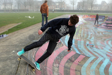 Utrecht  Niederlande  Junge faehrt Skateboard