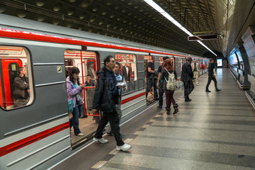 Prag  Tschechien  Menschen steigen aus einer U-Bahn aus