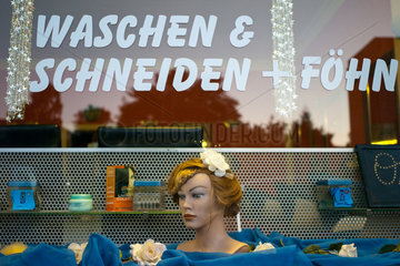 Berlin  Deutschland  skurrile Schaufensterdekoration eines Friseurs