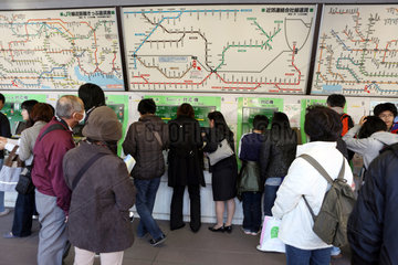 Kamakura  Japan  Menschen in der Vorhalle der Bahnstation