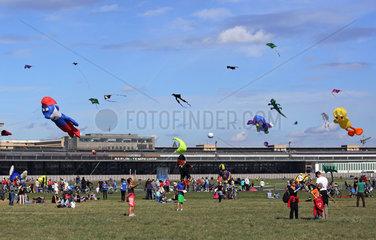 Berlin  Deutschland  Menschen beim Festival der Riesendrachen auf dem Tempelhofer Feld