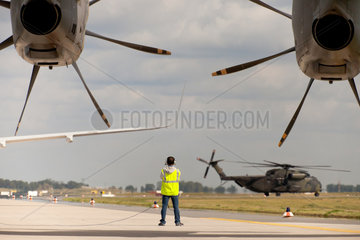 Schoenefeld  Deutschland  ein Airbus A400M Atlas und Sikorsky CH-53 warten auf der Startbahn auf der ILA 2012