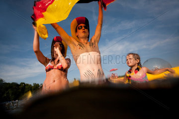 Berlin  Deutschland  feiernde WM Fans im Ploetzensee
