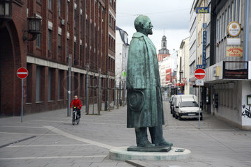 Ruesselsheim  Deutschland  Adam Opel Statue vor dem Eingang