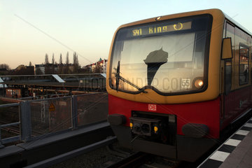 Berlin  Deutschland  Die S41 Ringbahn faehrt in den S-Bahnhof Ostkreuz ein