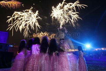 Dubai  Vereinigte Arabische Emirate  Maedchen betrachten ein Feuerwerk