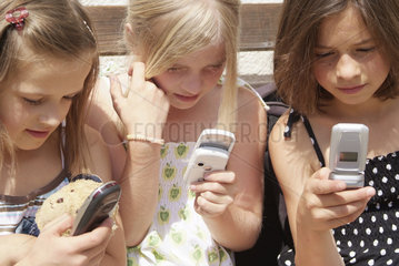 Riedlingen  Deutschland  3 Maedchen lesen SMS auf ihren Handys