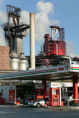 Duisburg  Deutschland  Star Tankstelle vor dem Hochofen 8 der ThyssenKrupp Steel AG