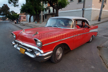 Santiago de Cuba  Kuba  roter Chevrolet Bel Air aus den 50er Jahren