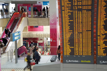 Paris  Frankreich  Anzeigetafel mit den Ankunftszeiten auf dem Flughafen Charles de Gaulle