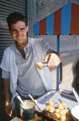 Kuba  Mann verkauft Kartoffeln an der Strasse
