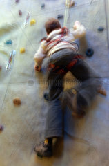 Goehren-Lebbin  Deutschland  Junge klettert an einer Indoor-Kletterwand