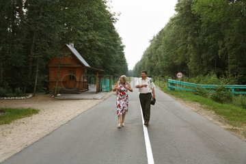 Kamjanjuki  Weissrussland  Touristen vor dem Tor zur Belavezskaja pusca
