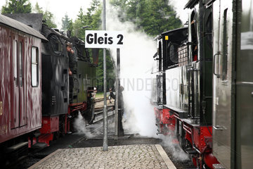 Schierke  Deutschland  Brockenbahnen bei ihrem Halt am Bahnhof