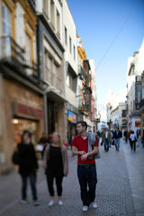 Sevilla  Spanien  Fussgaenger auf der Calle Tetuan