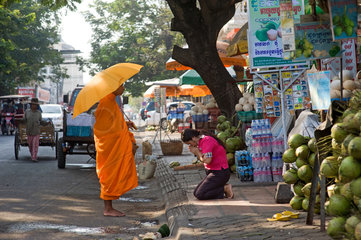 Phnom Penh  Kambodscha  eine Frau betet vor einem buddhistischen Moench