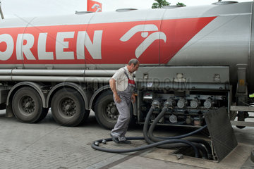 Drossen  Polen  Orlen-Tankstelle erhaelt Nachschub vom Tankwagen