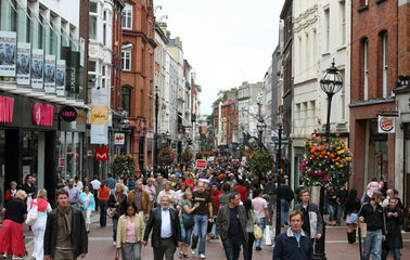 Dublin  Irland  Fussgaenger auf der Grafton Street