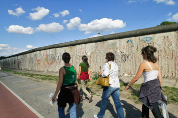 Berlin  Deutschland  Touristen an den Resten der ehemaligen Berliner Mauer