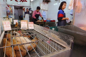 Hong Kong  China  Gefluegelverkauf auf einem Wochenmarkt
