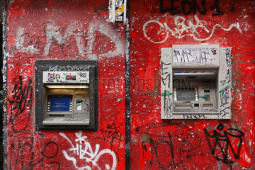 Madrid  Spanien  Geldautomaten  die mit Graffiti uebermalt sind