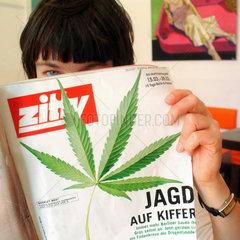 Berlin  Deutschland  junge Frau mit einer Zitty zum Thema Cannabiskonsum