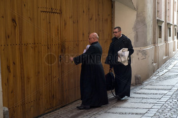 Breslau (Wroclaw)  Polen  zwei katholische Priester in der Breslauer Altstadt