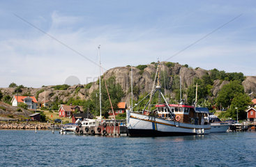 Hamburgsund  Schweden  Boote an einem kleinen Hafen