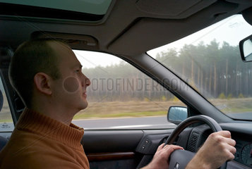 Rzepin  Polen  ein Autofahrer auf der E30 in der Naehe der Stadt Rzepin