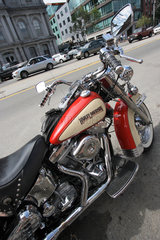 Portland  USA  Harley-Davidson Motorrad am Strassenrand