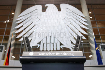 Berlin  Deutschland  Rednerpult und Bundesadler im Plenarsaal des Deutschen Bundestages