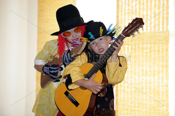 Berlin  Deutschland  Kinder spielen verkleidet Gitarre