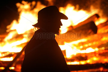 Wandlitz  Mann mit Cowboyhut vor einem Lagerfeuer