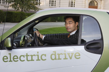 Berlin  Deutschland  Wirtschaftsminister Dr. Philipp Roesler  FDP  in einem Elektroauto